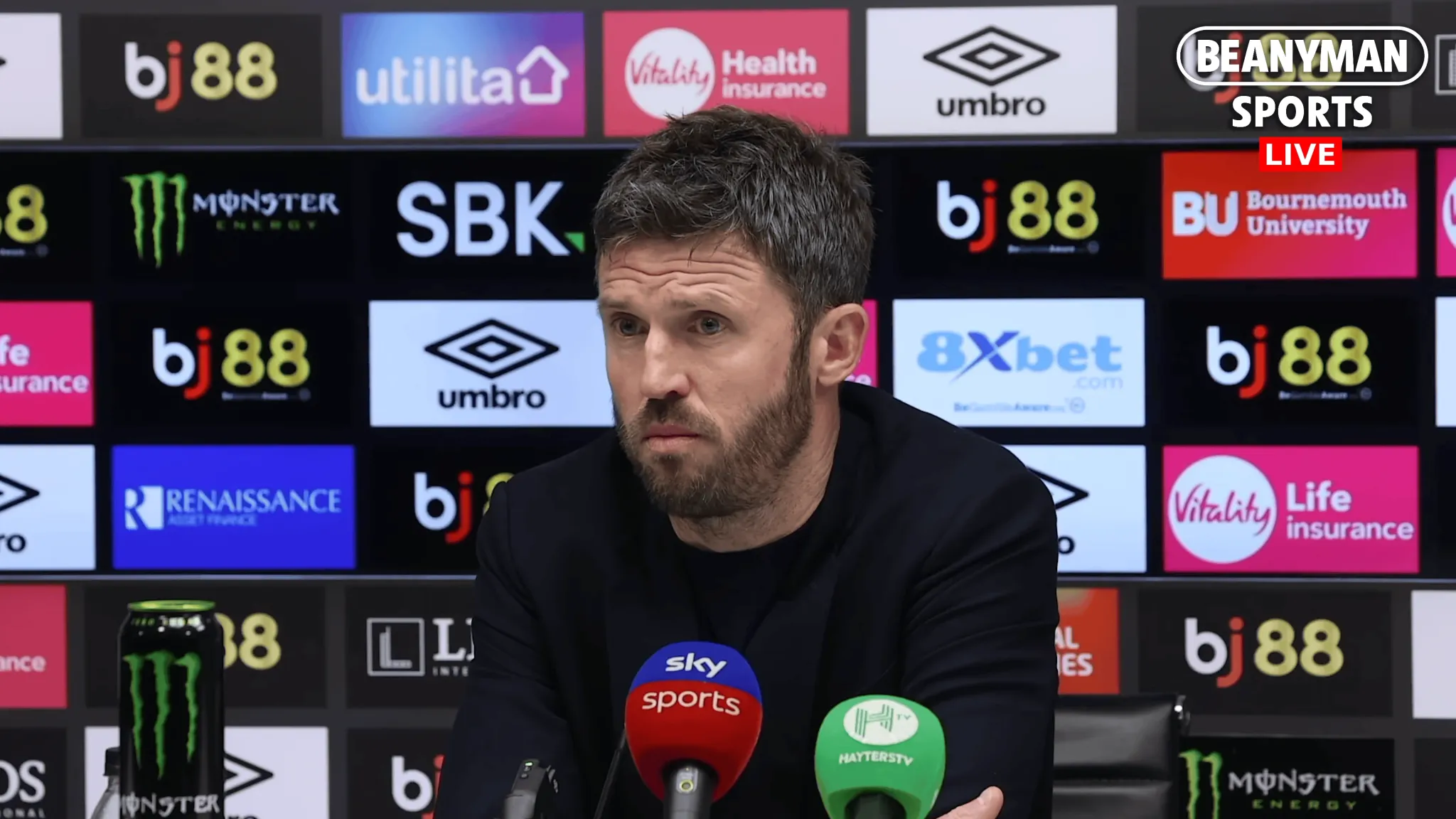 曼联主帅卡里克在对阵伯恩茅斯赛后的新闻发布会上神情凝重，讨论点球争议与2026世界杯国脚动向